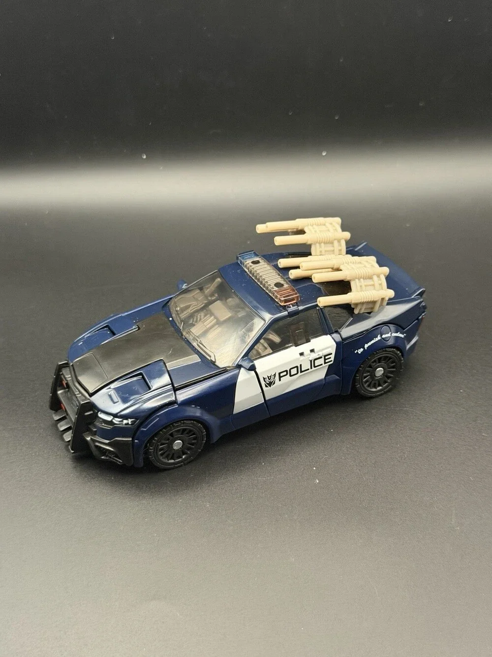 Transformers The Last Knight Deluxe Class Barricade
